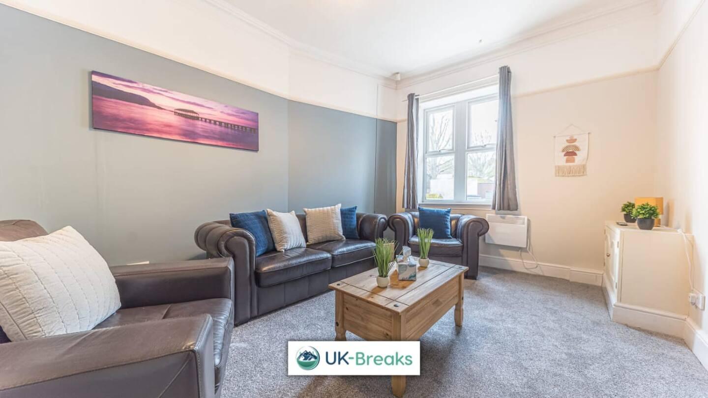 Large, Centrally Located, 5 Bedroom House Workington Dış mekan fotoğraf