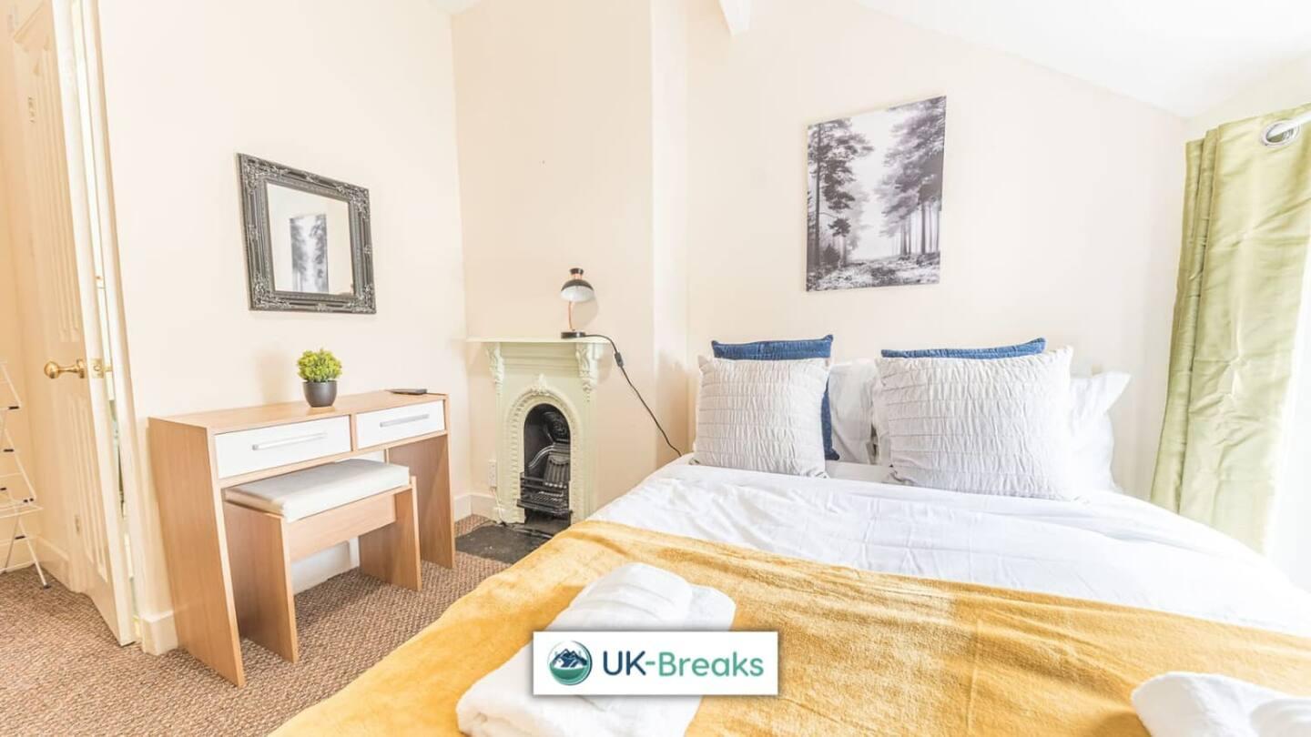 Large, Centrally Located, 5 Bedroom House Workington Dış mekan fotoğraf