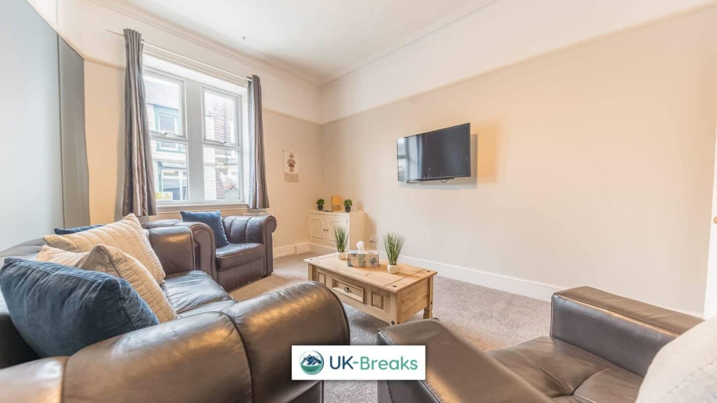 Large, Centrally Located, 5 Bedroom House Workington Dış mekan fotoğraf